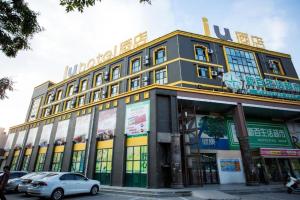 ein Gebäude mit einem davor geparkt in der Unterkunft IU Hotels·Yinchuan Railway Station in Yinchuanzhan