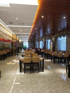 een restaurant met tafels en stoelen in een gebouw bij James Joyce Coffetel·Hengshui Ronghuabei Street in Hengshui