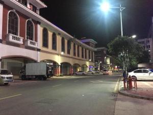 PAI Hotels·Lianzhou Bus Station Commercial Food Street في Lianzhou: شارع المدينة ليلا مع ضوء الشارع