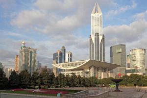 上海市にあるMagnotel Hotel Shanghai Railway Station Magnolia Plazaの高層ビルが立ち並ぶ街の景色