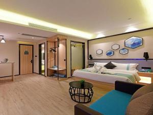 A bed or beds in a room at Xana Lite·Qingyuan Dongcheng Avenue