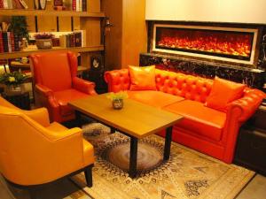 - un salon avec un canapé, deux chaises et une table dans l'établissement James Joyce Coffetel·Hotan Chuanyi Kaixuan, à Hotan