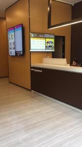 a lobby with a cash counter and a television at IU Hotels·Tangshan No.1 Middle School North Youyi Road in Beiziyuan