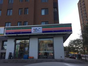 a store with a colorful sign on the front of a building at IU Hotels·Tangshan No.1 Middle School North Youyi Road in Beiziyuan