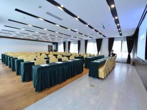James Joyce Coffetel·Chengdu Chunxi في تشنغدو: قاعة اجتماعات مع طاولات وكراسي خضراء وصفراء