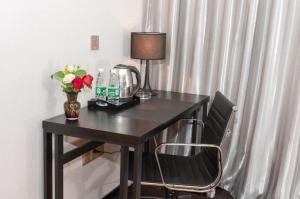 新余的住宿－Chonpines Hotels·Xinyu Baoshi Park，一张黑色的桌子,上面有灯和鲜花