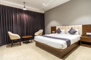 The Living Hub Business Hotel, Kolhapur客房内的一张或多张床位