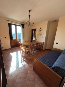 1 dormitorio con mesa y sillas y comedor en Residenza Vallefiorita, en Rocchetta a Volturno