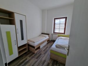 Rúm í herbergi á Workers Castle Apartments für die besten Monteure