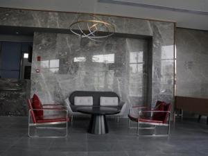 Zimmer mit einem Tisch, Stühlen und einem Kronleuchter in der Unterkunft Jinjiang Inn Select Jiuquan Wanda Plaza in Jiuquan