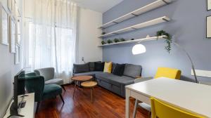 sala de estar con sofá y sillas en Italianway - San Marco 1 en Milán