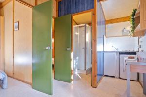 - une cuisine avec des murs verts et un réfrigérateur dans l'établissement Camping Castell Mar, à Empuriabrava