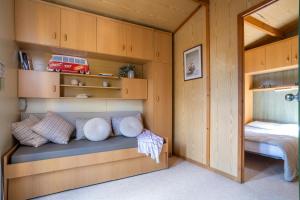 una piccola stanza con panchina in una casetta di Camping Castell Mar a Empuriabrava