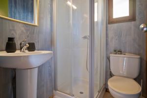 uma casa de banho com um chuveiro, um WC e um lavatório. em Camping Castell Mar em Empuriabrava