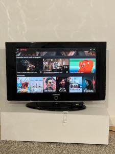 TV a/nebo společenská místnost v ubytování *cocon*indépendant proche de l’aéroport et gares