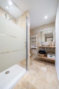 a bathroom with a shower and a sink at La maison de Lili aux portes du Luberon in Cavaillon