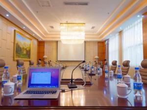 a conference room with a laptop on top of a table at Chonpines Hotels·Qianxi Shuixi in Qianxi