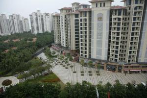 z góry widok na miasto z wysokimi budynkami w obiekcie Lavande Hotels·Qionghai Boao w mieście Xinshi