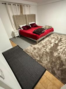 - une chambre avec un lit doté de draps et d'oreillers rouges dans l'établissement *cocon*indépendant proche de l’aéroport et gares, à Viry-Châtillon