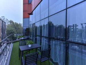 A balcony or terrace at James Joyce Coffetel·Beijing Yizhuang Development Zone Dazu Square Tongji Road