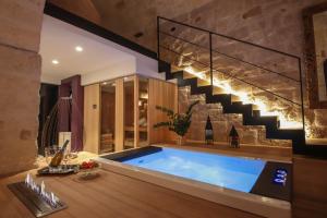 een hot tub in een kamer met een trap bij SUITE & SPA VIA VENETO in Monopoli