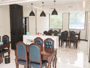 - une salle à manger avec une table et des chaises dans l'établissement Xana Lite Tianjin Beizhakou Town, à Jinnanqu