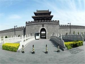 een gebouw met een poort en een boog bij Xana Lite Tianjin Beizhakou Town in Jinnanqu