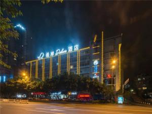 瀘州市にあるXana Hotelle·Hotel Luzhou Baizitu Squareの夜間の看板のある建物