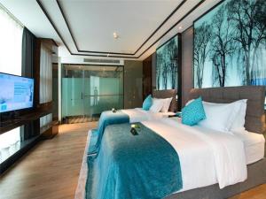 瀘州市にあるXana Hotelle·Hotel Luzhou Baizitu Squareのベッドルーム1室(ベッド2台、薄型テレビ付)