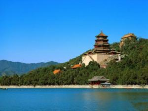 ein Schloss auf einem Hügel mit einem See in der Unterkunft James Joyce Coffetel·Renmin University Metro Station in Peking