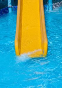 un tobogán amarillo en una piscina de agua en Patra Cirebon Hotel & Convention en Tangkil