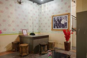 KoolKost near Stasiun Poris Tangerang في Porisgaga: مكتب في غرفة مع صورة على الحائط