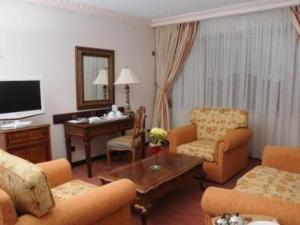 - un salon avec un canapé et une table dans l'établissement Rachael Hotel, à Port Harcourt