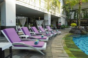 Sundlaugin á Kimaya Sudirman Yogyakarta by Harris eða í nágrenninu