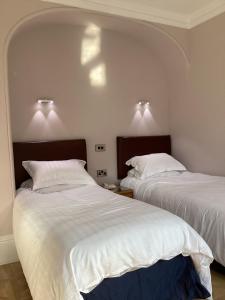 Postel nebo postele na pokoji v ubytování Aachen Hotel