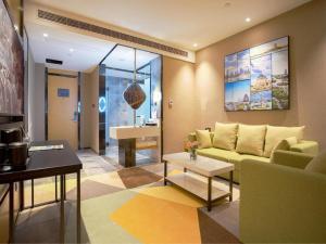 a living room with a couch and a table at Chonpines Hotel·s Liaocheng City Centre Wuxing Department Store in Liaocheng