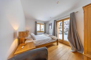 Ένα ή περισσότερα κρεβάτια σε δωμάτιο στο Chalet Enchanteur