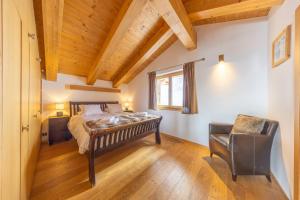Ένα ή περισσότερα κρεβάτια σε δωμάτιο στο Chalet Enchanteur
