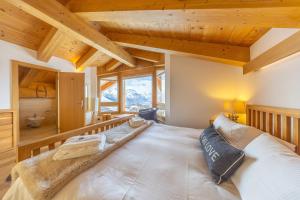 Ένα ή περισσότερα κρεβάτια σε δωμάτιο στο Chalet Enchanteur