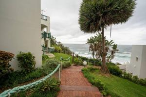 una pasarela que conduce a un edificio junto al océano en 4 Perissa- Luxury beach break, en Ballito