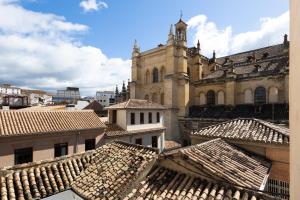 vistas a un edificio antiguo con techos de tejas en Home San Jeronimo, en Granada