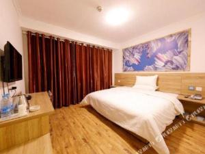 Llit o llits en una habitació de PAI Hotel·Hami Yingbin Avenue Airport