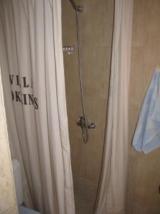 ポトスにあるVilla Kokkinosのバスルーム(シャワー、シャワーカーテン付)が備わります。