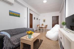 sala de estar con sofá y mesa en Home San Jeronimo, en Granada