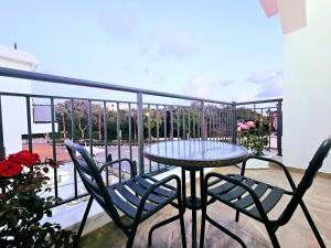 einen Terrassentisch und Stühle auf dem Balkon in der Unterkunft 1BD Beach Apartment in Paphos City