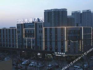 Xana Hotelle·Liaocheng City Centre في ياوتشنغ: مبنى كبير عليه لافته