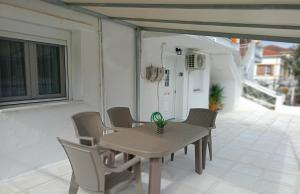 Φωτογραφία από το άλμπουμ του Cozy ground floor house στην Αγία Τριάδα