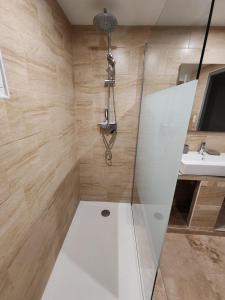 a bathroom with a shower and a sink at Appartement T3 NEUF proche centre ville, Clim et Parking et Centrale EDF in Valence-dʼAgen