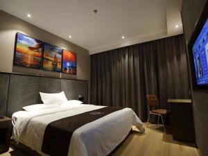 1 dormitorio con 1 cama y TV de pantalla plana en PAI Hotel·Changchun Jilin DaLu, en Changchún