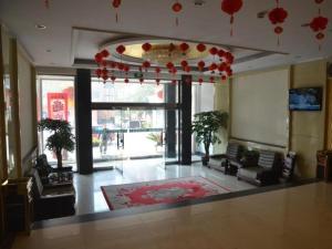 GreenTree Inn WeiFang QingZhou Middle HaiDai Road Electric Power Shell في Yanghe: لوبي مع غرفة كبيرة مع سجادة حمراء